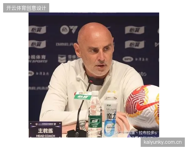 穆斯卡特坚持的控球打法在中场遭遇高强度逼抢时失灵，海港进攻体系过于依赖外援